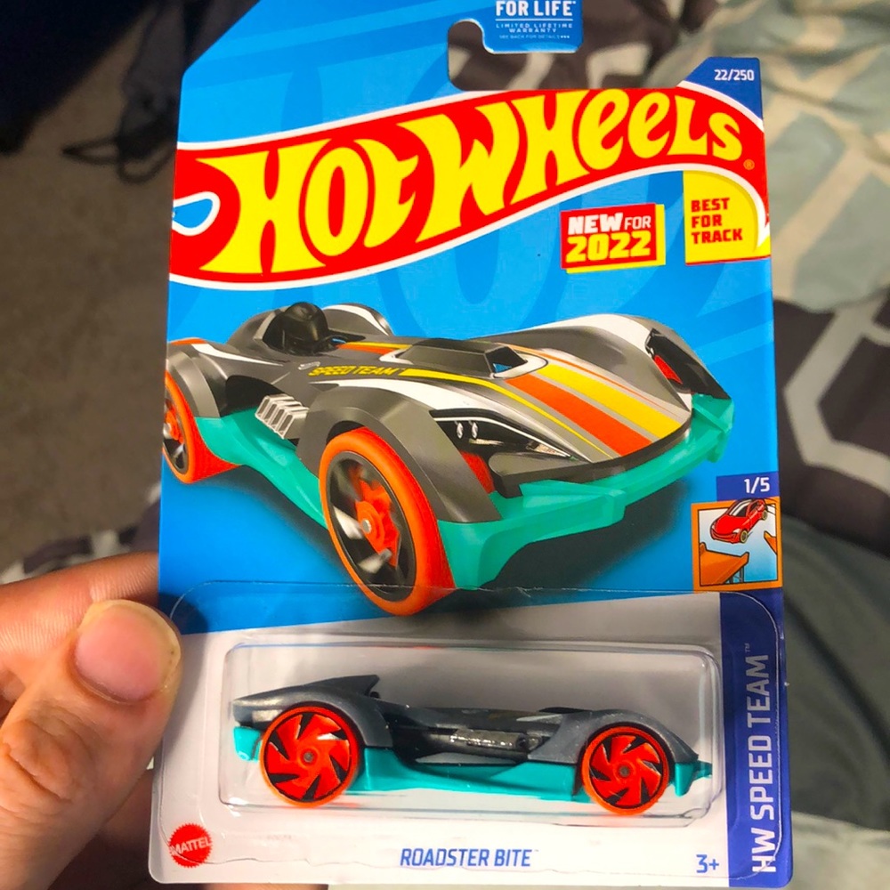 Roadster bite by hot wheels